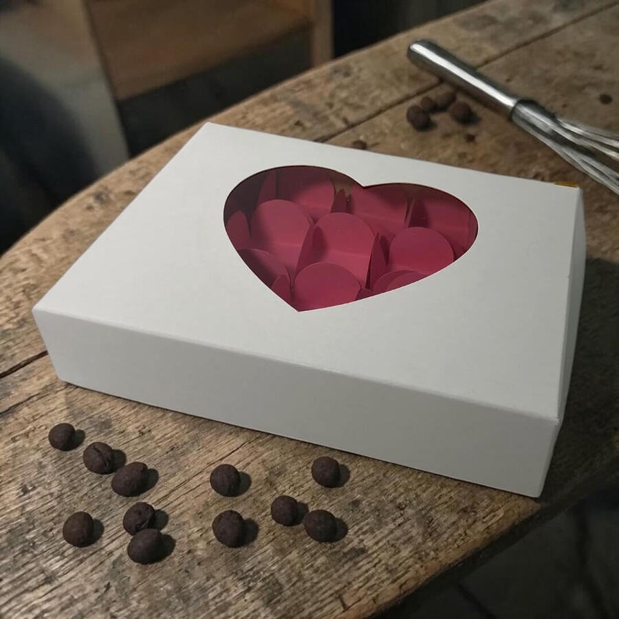 Caja visor corazón blanca 20 bombones